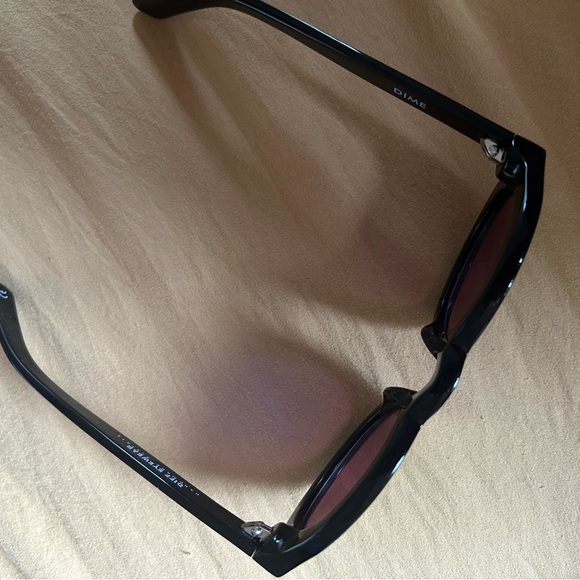 Gently used sunglasses. No scratches. Comes with sunglasses case. - Picture 4 of 5